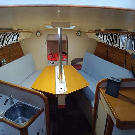 Отель Experience On A Sailboat To Sleep Сан-Адриан-де-Бесос Экстерьер фото
